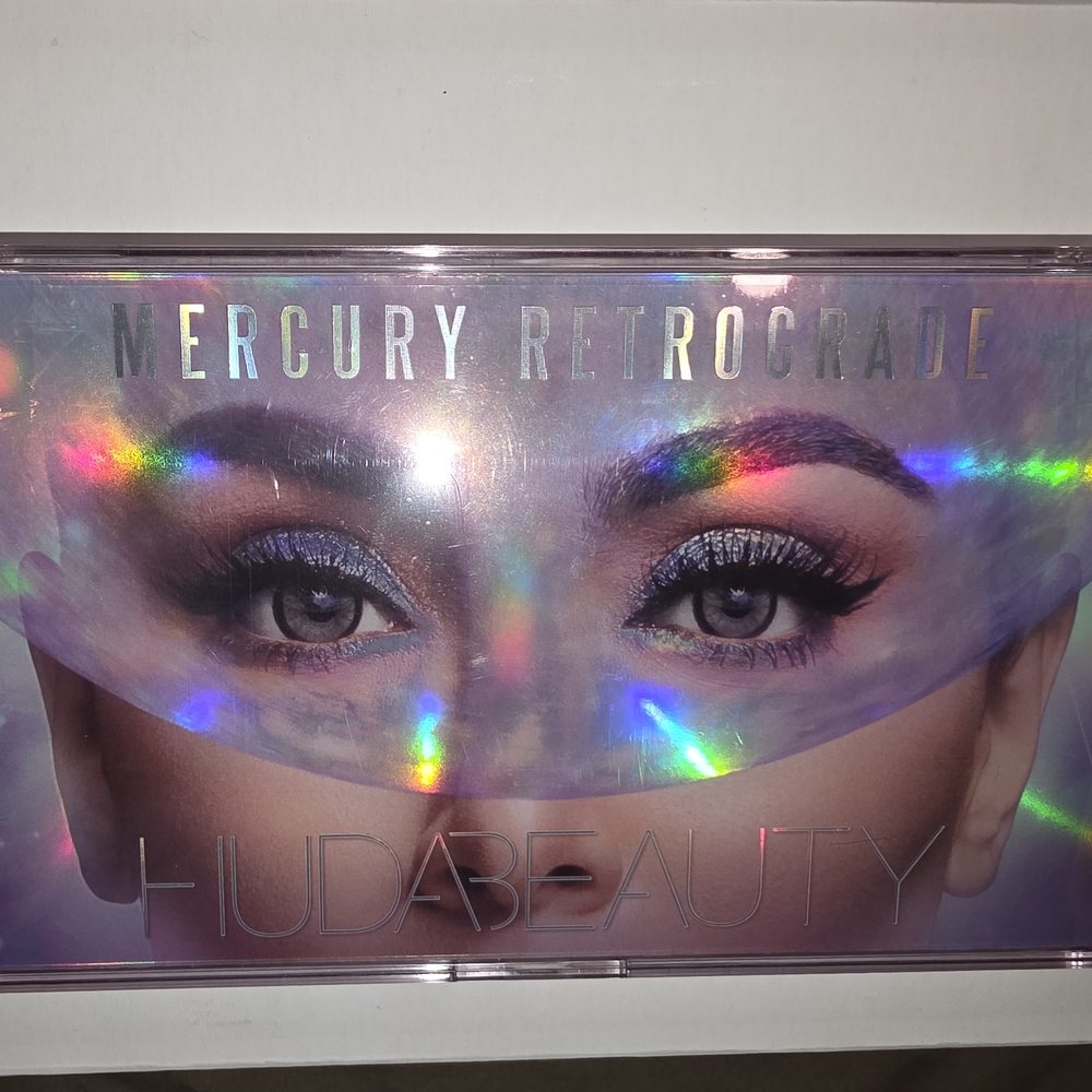 HUDA BEAUTY Mercury Retrograde Palette - Cosmic Hues
